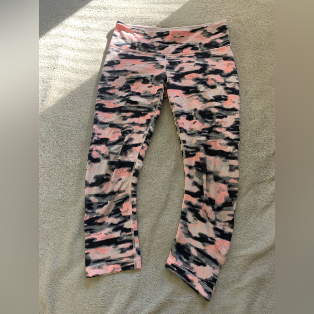Lululemon Wunder Under Pink Wamo
Camo Denim Crop Legging Size 8
